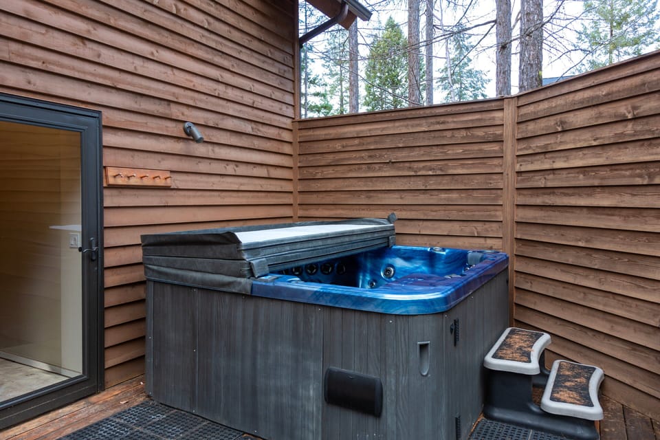 A welcoming hot tub to enjoy. | Exterior