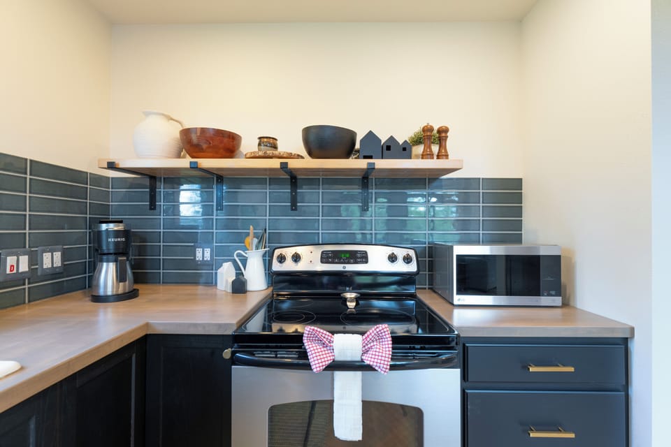 Electric stove, coffee maker and microwave | Interior