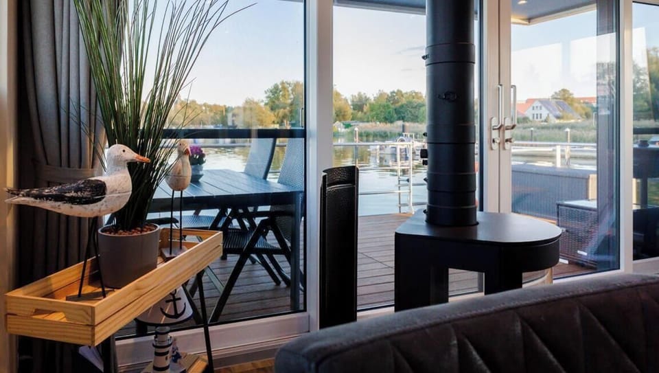 Living room with a view of the terrace and water area.