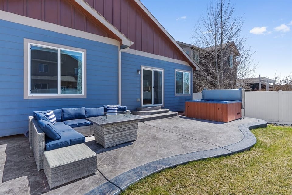 Backyard patio & hot tub - Lepus