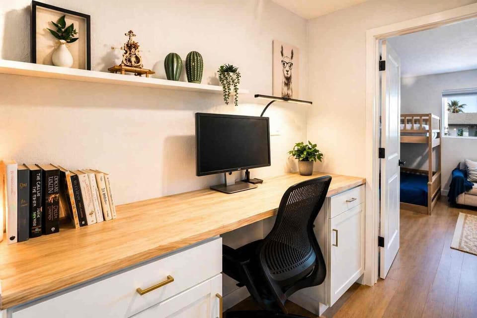 Need to check in before heading out? A dedicated workspace and fast Wi-Fi make it easy to answer emails, join a video call, or work remotely before enjoying everything Scottsdale has to offer.