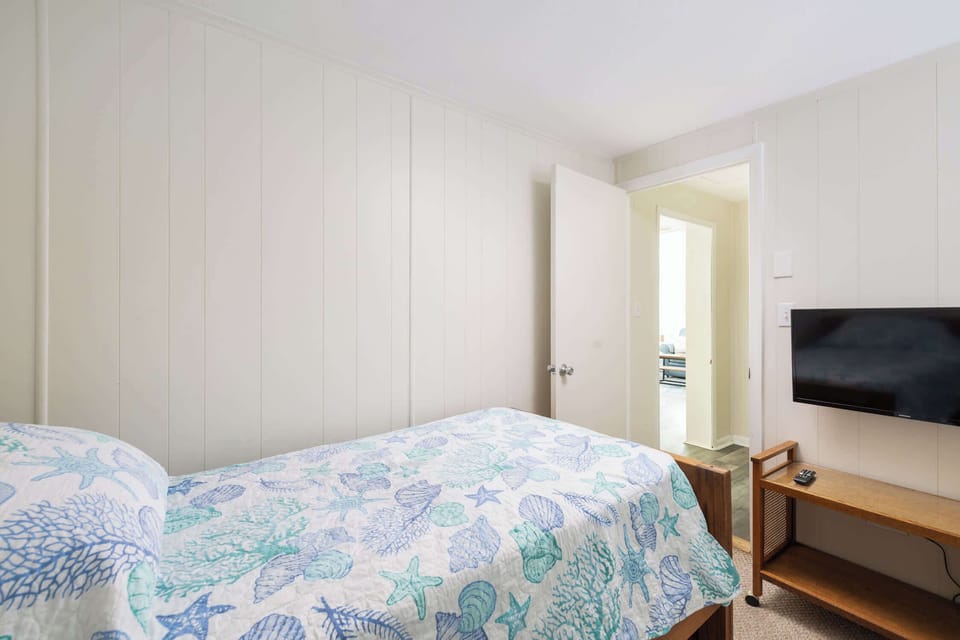 Bedroom with Two Twin Beds