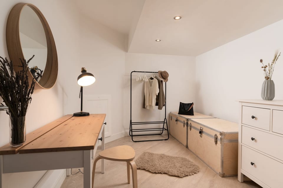 walk-in dressing room - Estuary Watch
