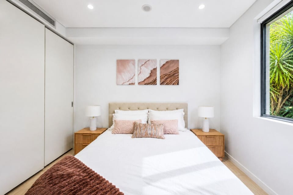 Bedroom with premium Queen bed