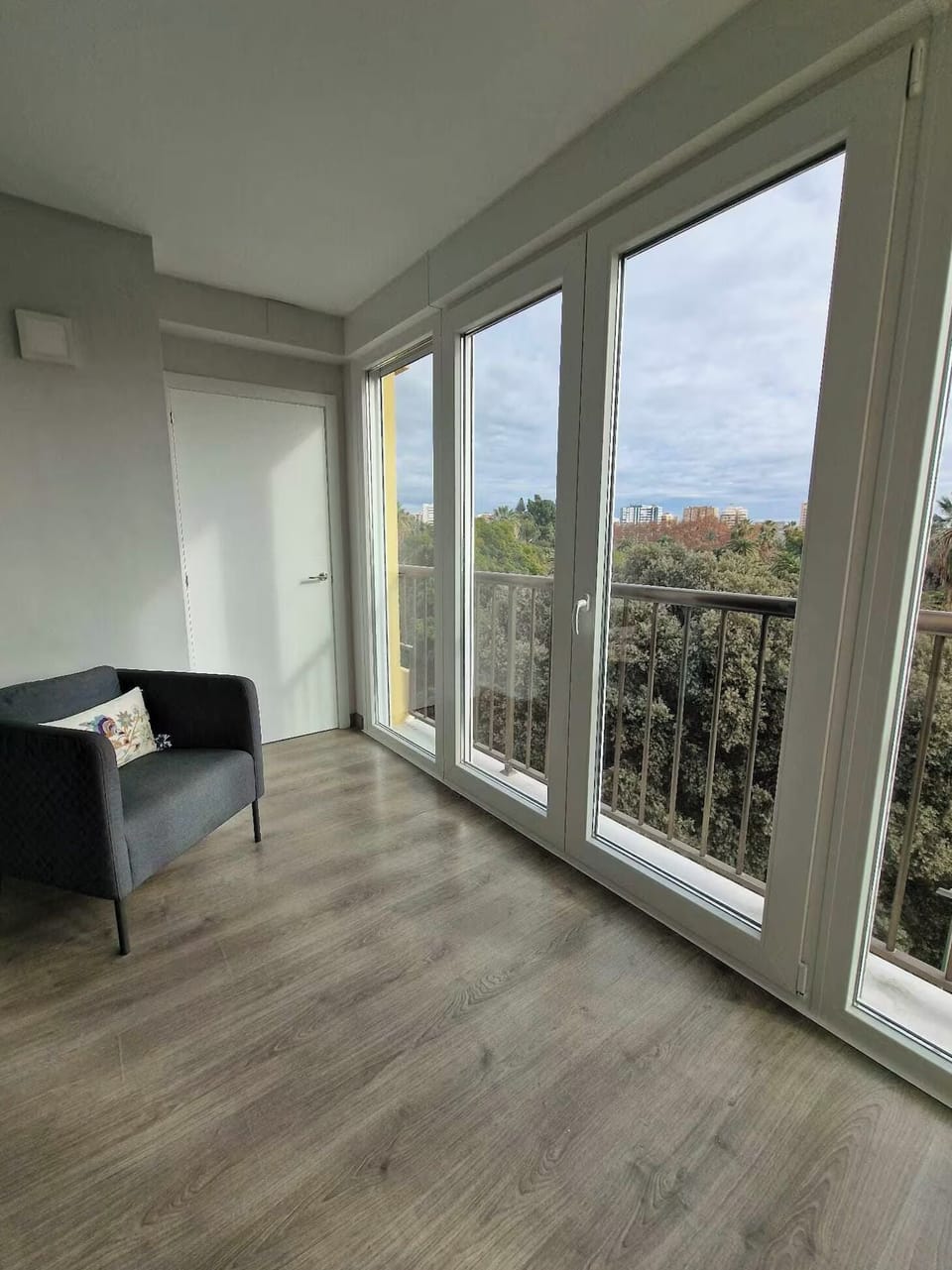 Bright sitting area with floor-to-ceiling windows, perfect to enjoy the views!
