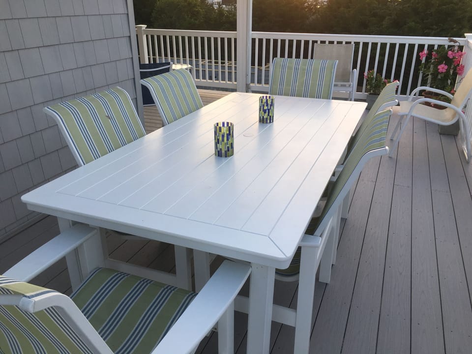 2nd floor deck and dining area