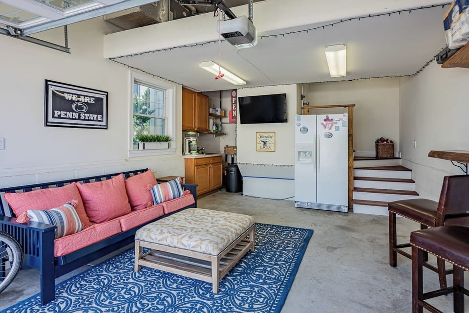 Garage/Hangout Space