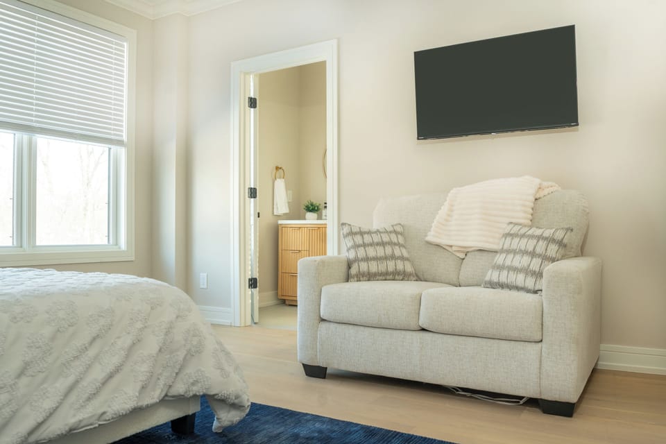 Bedroom #4 - Queen with smart tv, and twin sofa sleeper.