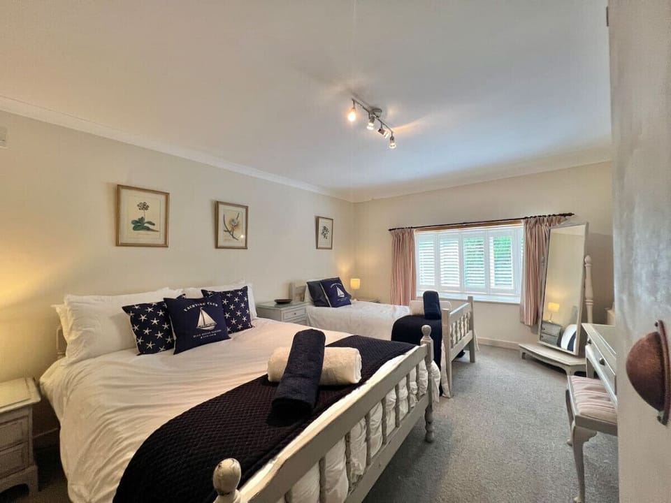 Ground Floor Bedroom 1 with ensuite, double bed and single bed
