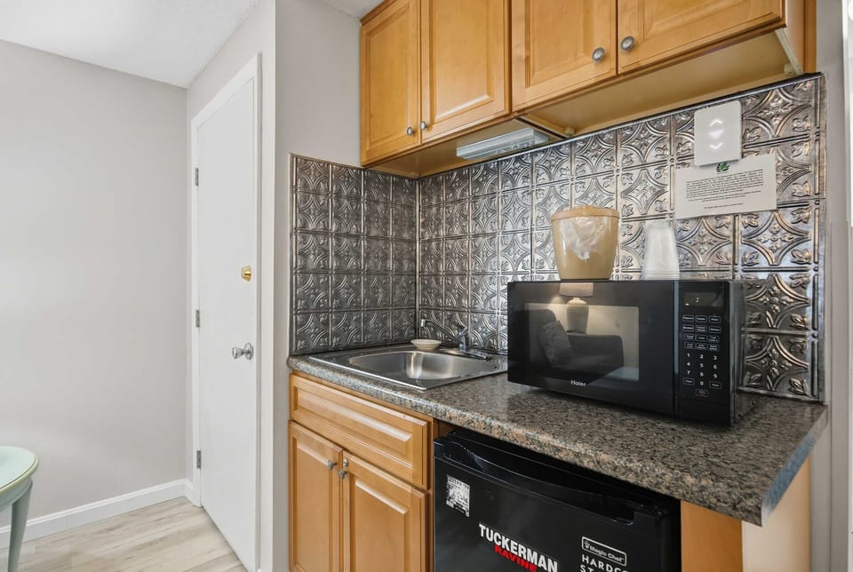 The cozy kitchenette is well equipped for an unforgettable getaway​