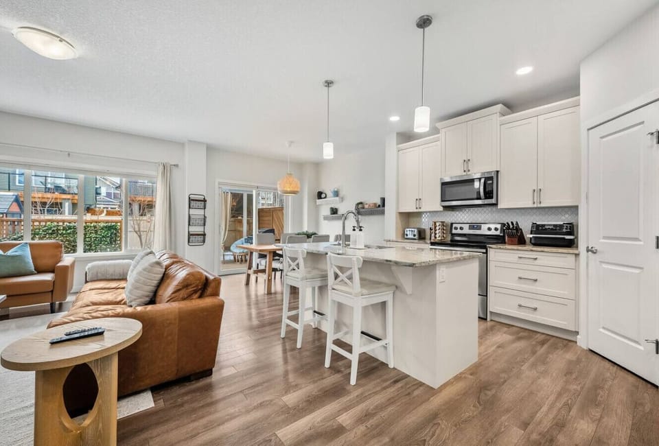 Full kitchen with a blender, rice cooker, Keurig coffee machine, ground coffee, tea, sugar and basic condiments (ketchup, mustard and relish.)