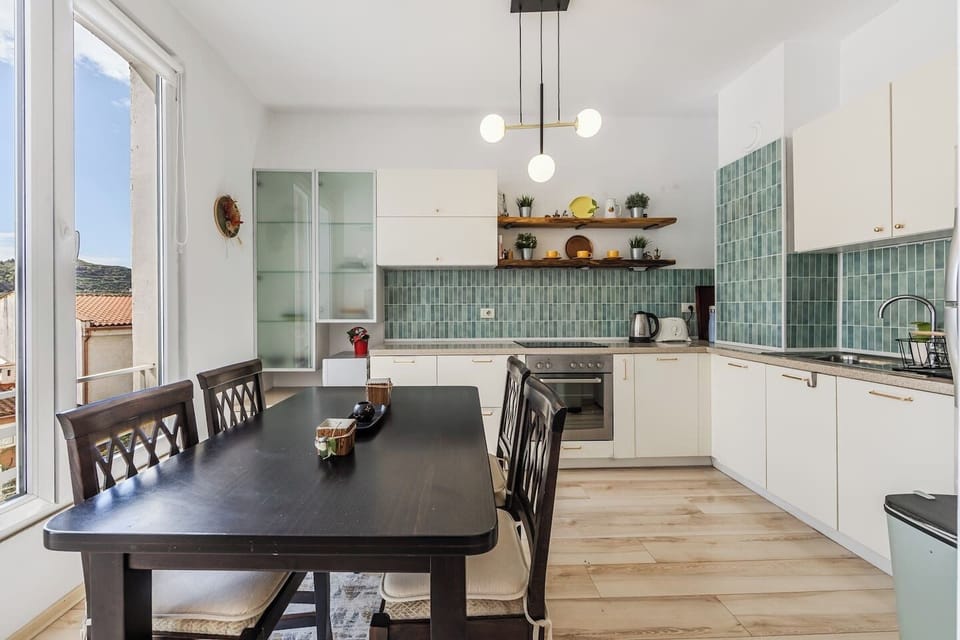 Fully-equipped kitchen and dining area