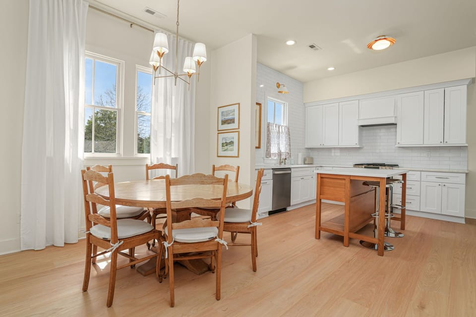 Dining Area - Kitchen