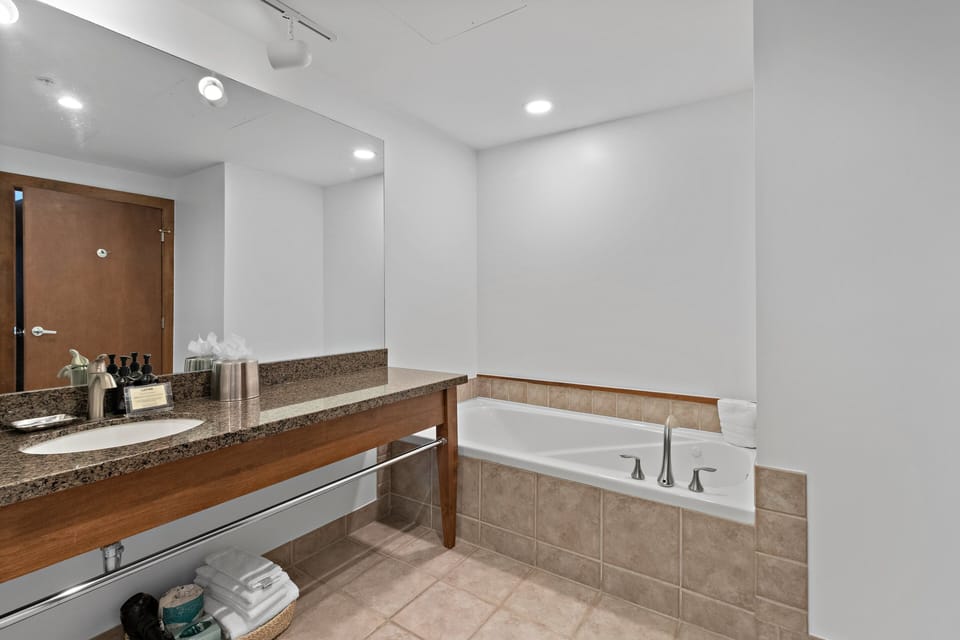 Primary Bathroom Suite / Tub