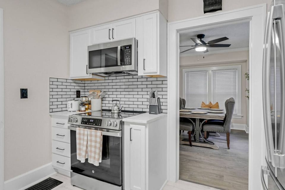 Fully equipped kitchen with modern finishes, perfect for cooking meals during your stay