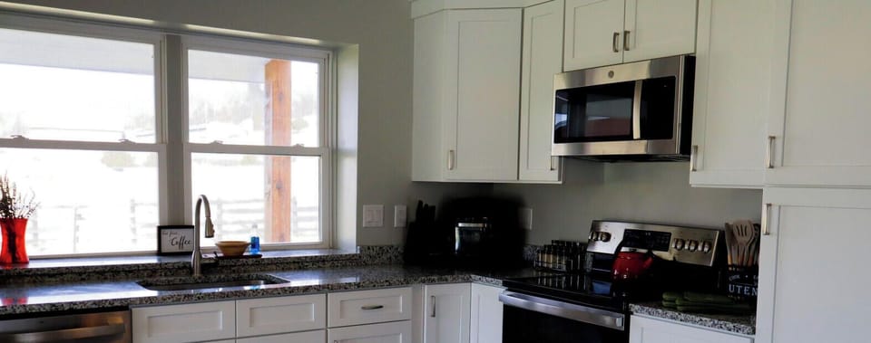 Cook, gather, and connect in this bright gourmet farm kitchen, fully equipped with everything you need and more. Thoughtfully designed for shared meals and ease, it brings the comfort of home into a beautiful countryside setting.