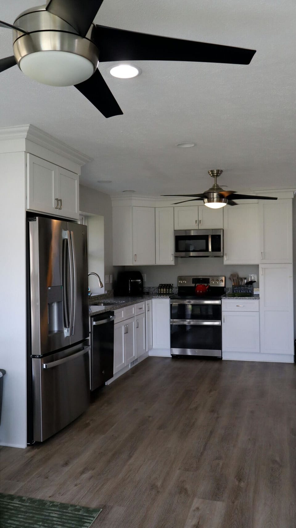 Cook, gather, and connect in this bright gourmet farm kitchen, fully equipped with everything you need and more. Thoughtfully designed for shared meals and ease, it brings the comfort of home into a beautiful countryside setting.