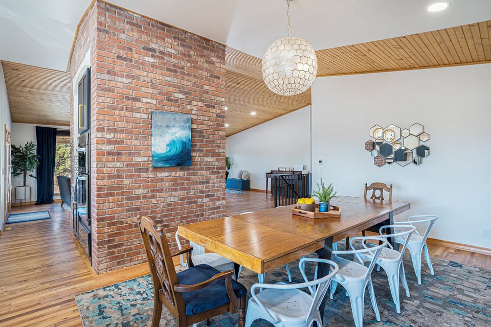 Dining room that sits 10