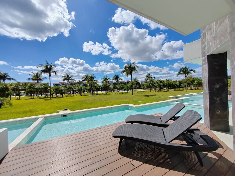 Mareazul Beachfront Resort, Oceanfront, walkout pool, Mareazul