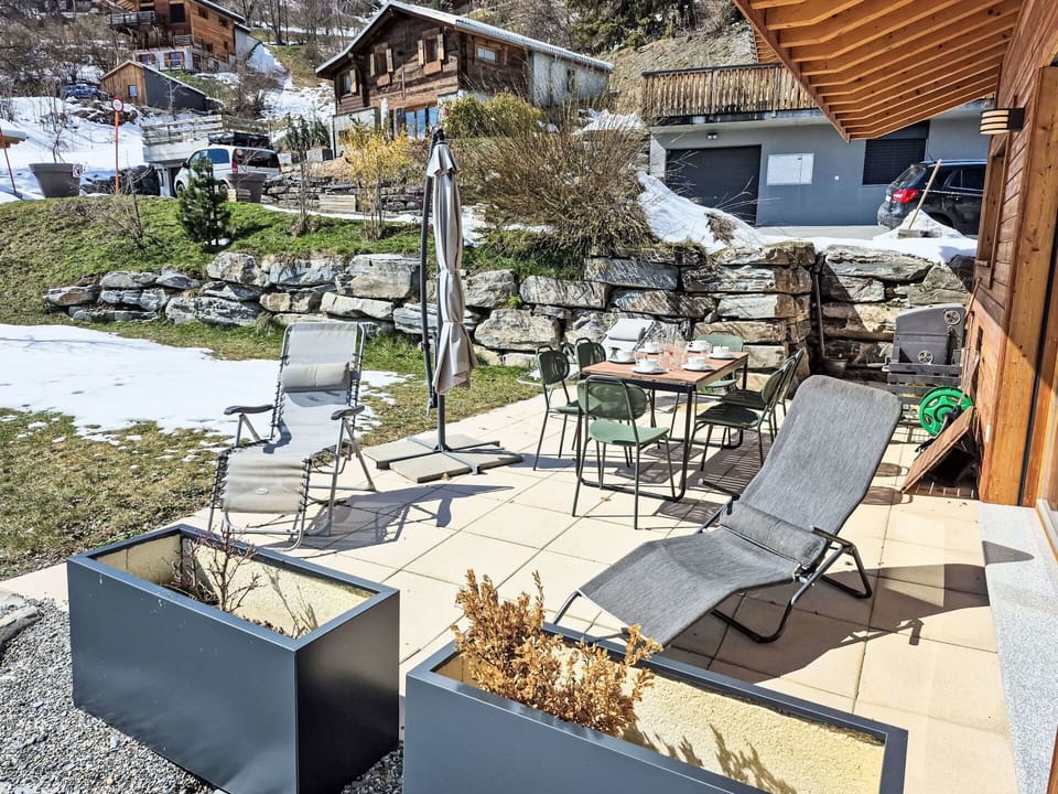 Outdoor Furniture, Furniture, Chair, Garden, Flowerpot, Shade, Houseplant, Yard, Landscaping, Patio