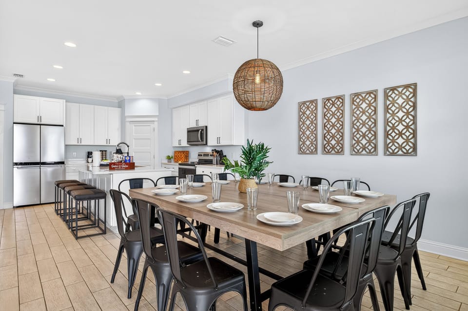 Dining for the whole group—plenty of space to connect
