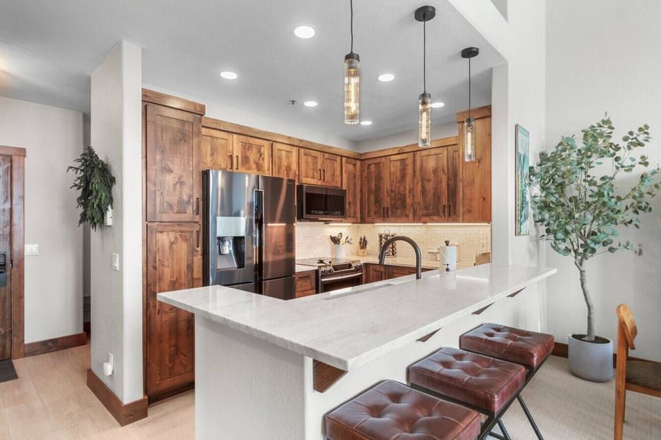 Fully equipped and updated kitchen with designer finishes