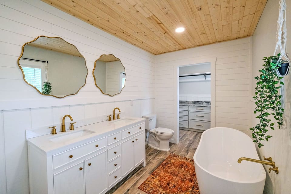 Primary ensuite bathroom with soaking tub