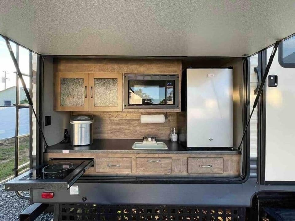 Outdoor kitchen