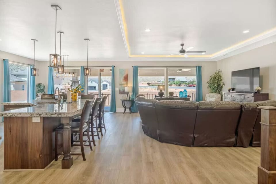Main Living Area - Plenty of Seating