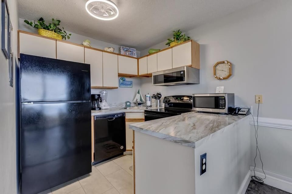 Atlantic Towers 206-large-008-036-Kitchen-1500x1000-72dpi