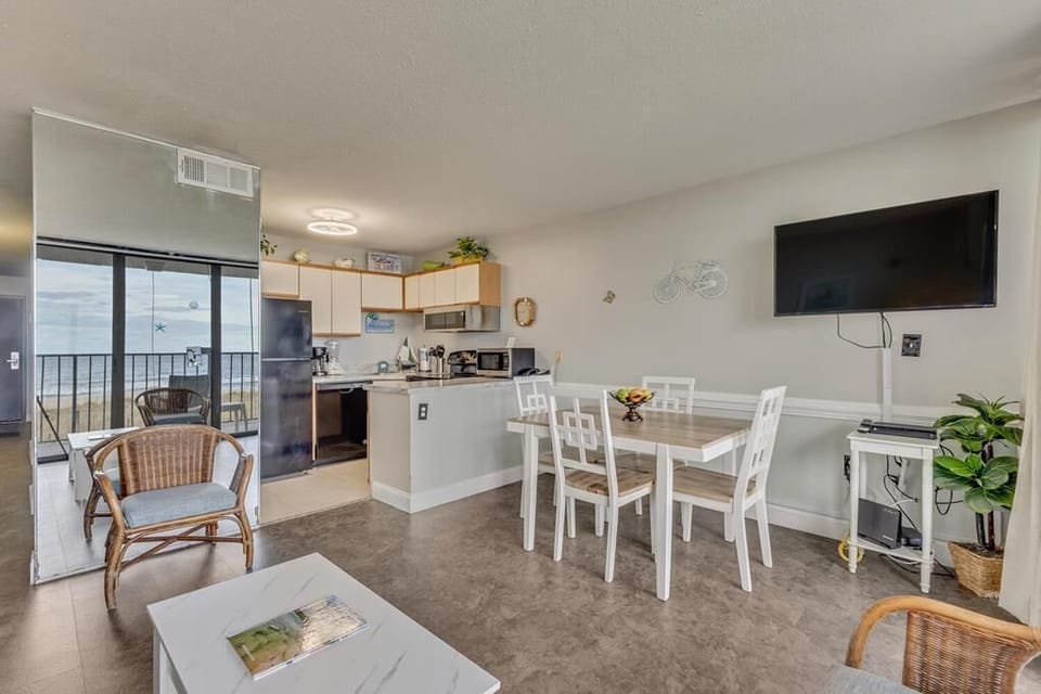 Atlantic Towers 206-large-006-034-Main Living Area-1500x1000-72dpi
