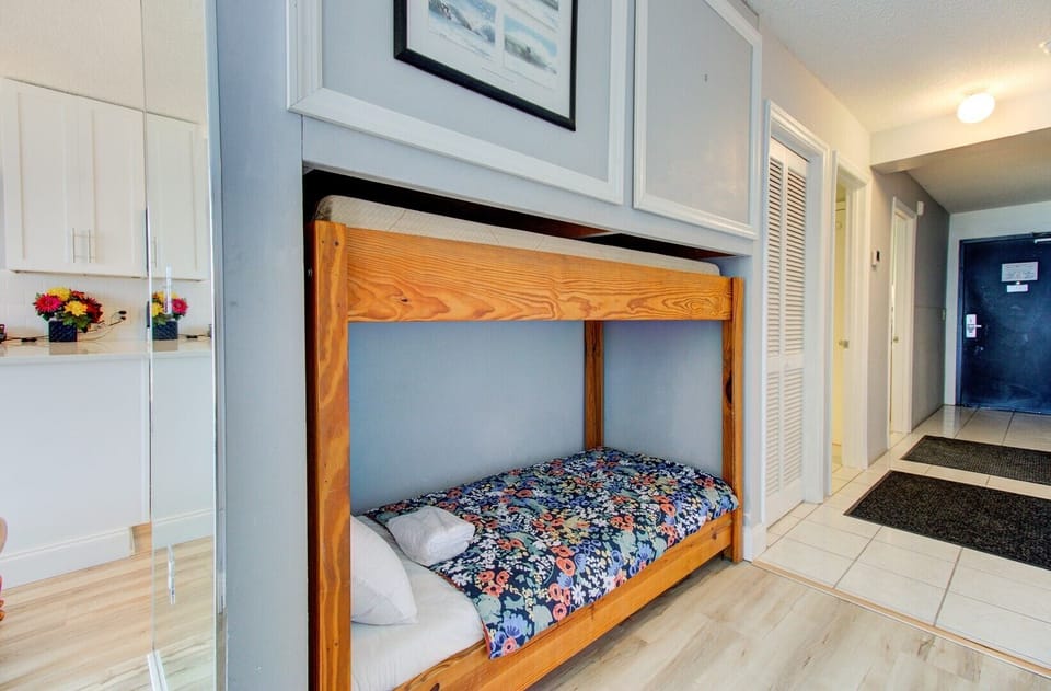 Atlantic Towers 302-print-019-025-Hall Bunks-4200x2760-300dpi
