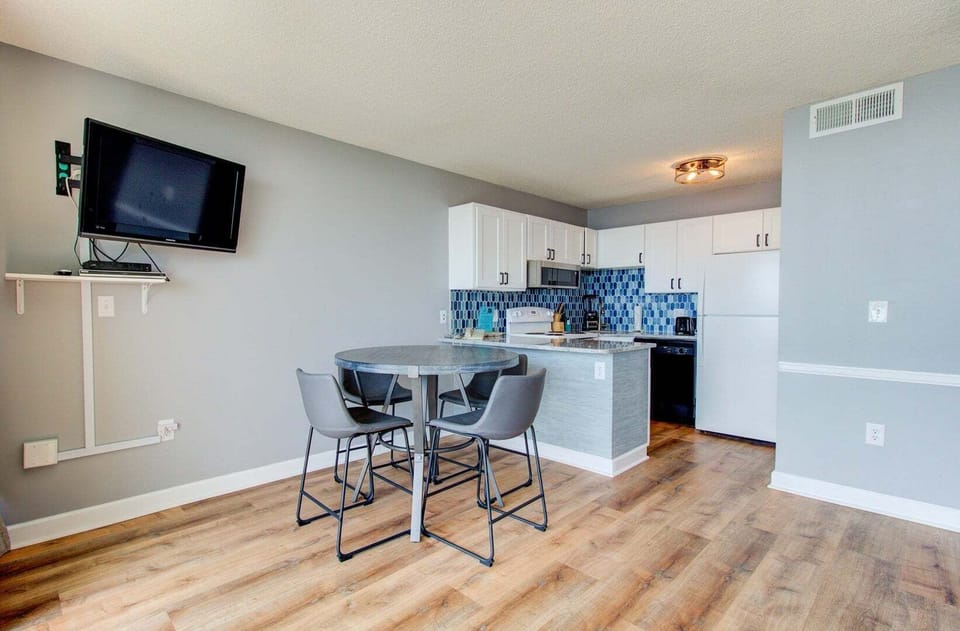 Atlantic Towers 309-print-007-026-KitchenEating Area-4200x2761-300dpi