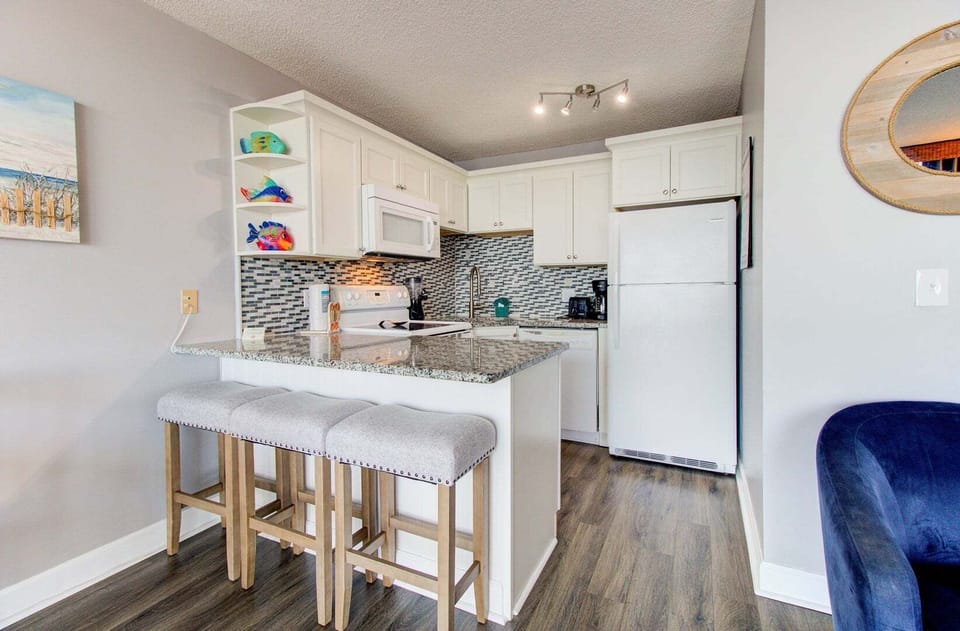 Atlantic Towers 607-print-008-020-KitchenEating Area-4200x2760-300dpi