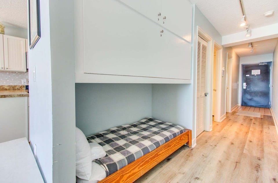 Atlantic Towers 802-print-018-008-Hall Bunk-4200x2760-300dpi
