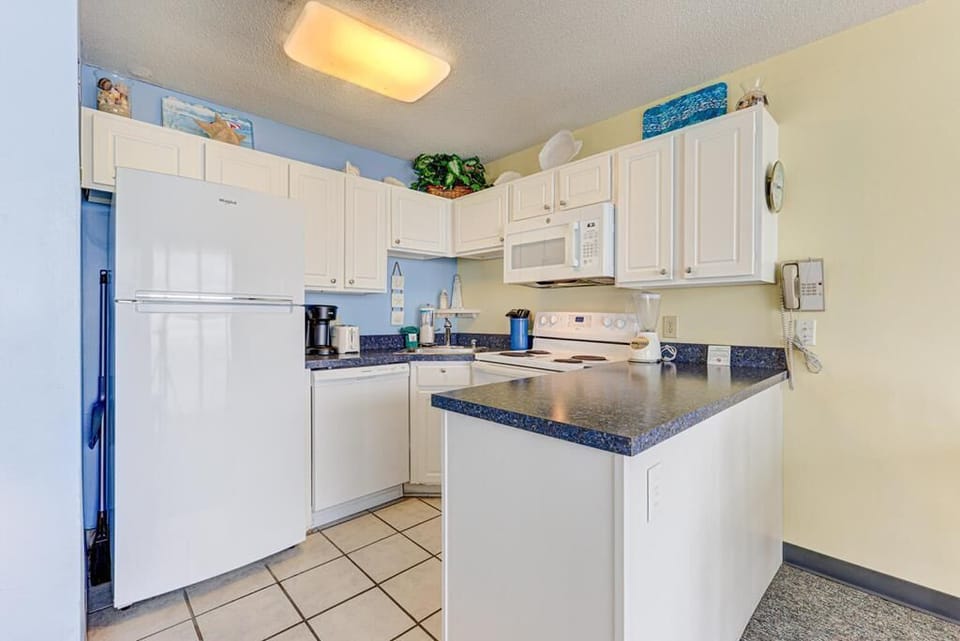 Atlantic Towers 806-large-012-012-Kitchen-1496x1000-72dpi