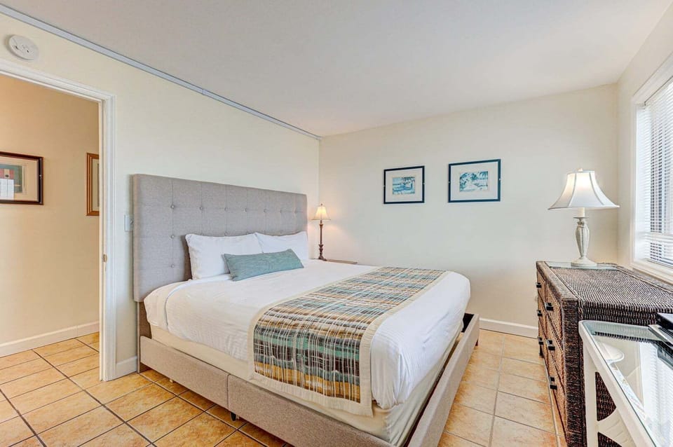 Atlantic Towers 901-print-016-027-Bedroom-4200x2790-300dpi