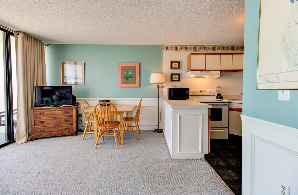 Atlantic Towers 905-print-007-006-KitchenEating Area-4200x2761-300dpi