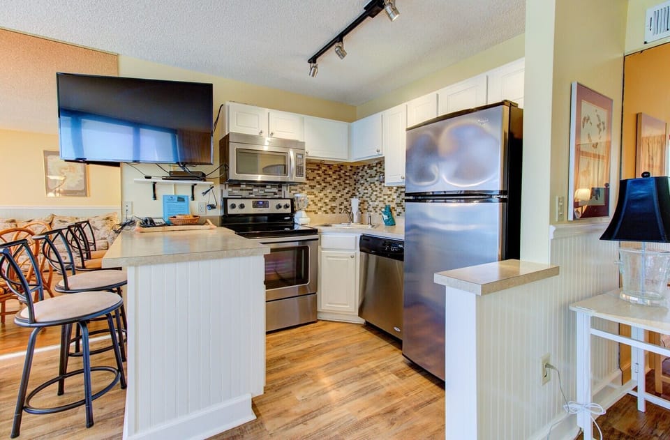 Atlantic Towers 1011-print-008-002-KitchenEating Area-4200x2759-300dpi