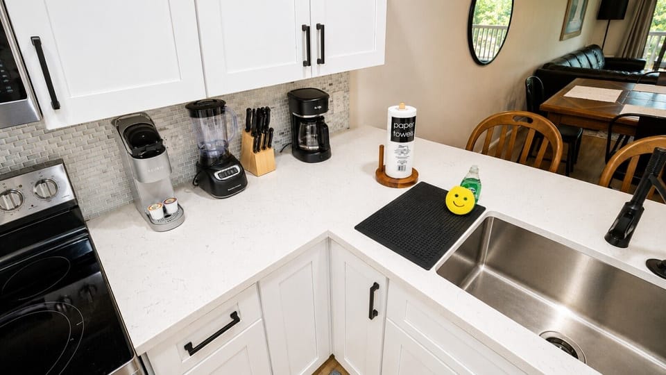Start each morning your way with a fresh cup of coffee before the rest of the house wakes. Whether you`re blending smoothies for a beach day or brewing another cup before heading out to the golf course, everything you need is within easy reach. Slow morni
