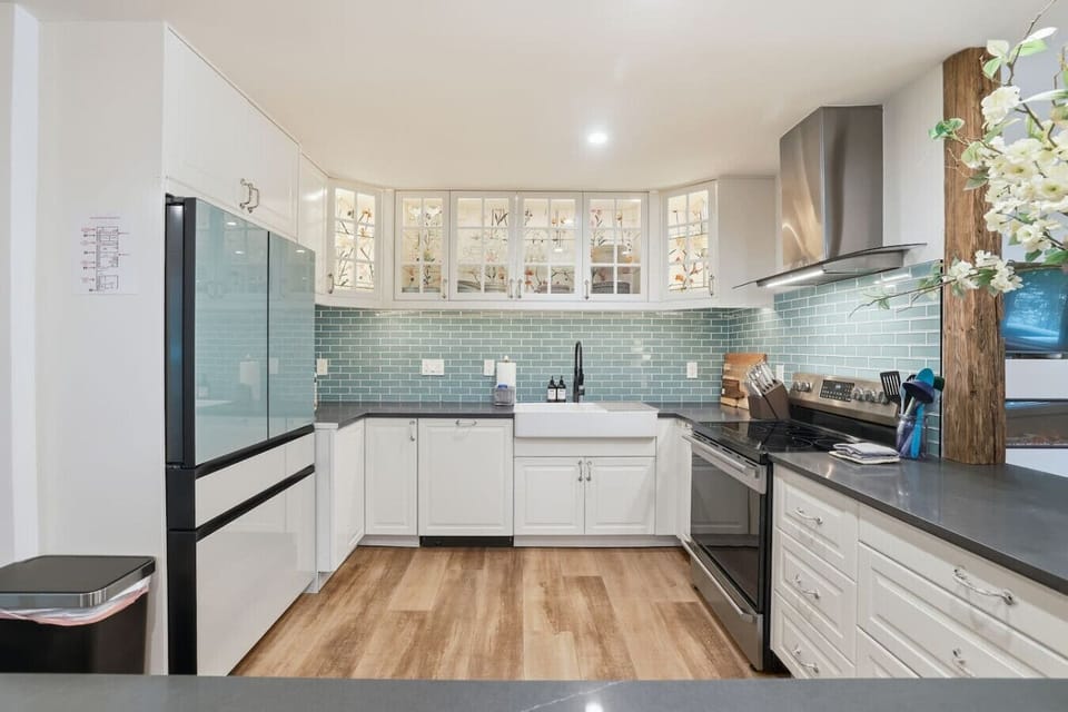 Stylish, fully equipped kitchen with bar seating