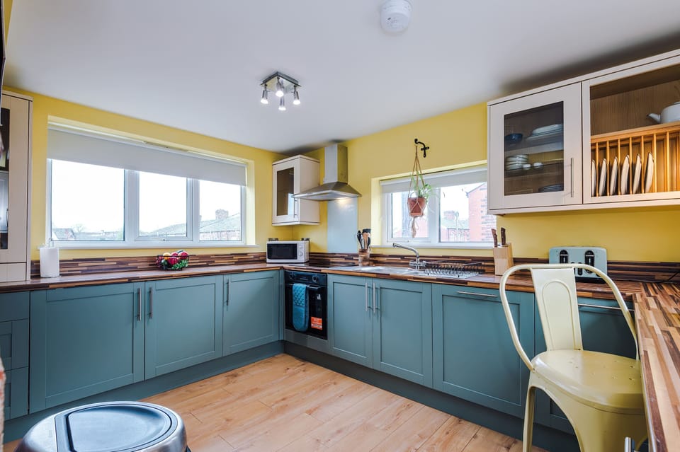 The kitchen is filled with natural light and is equipped with everything you need to cook a meal away from home. There is a fridge, freezer, microwave, toaster and kettle. There is plenty of space to dine with friends & family at the table.