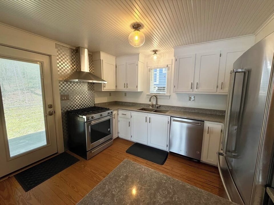Well stocked kitchen, newly renovated like the rest of the cottage.