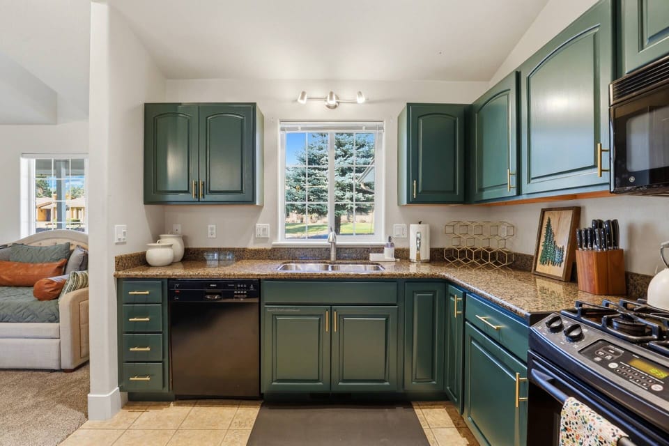 Kitchen area with all of the essentials!