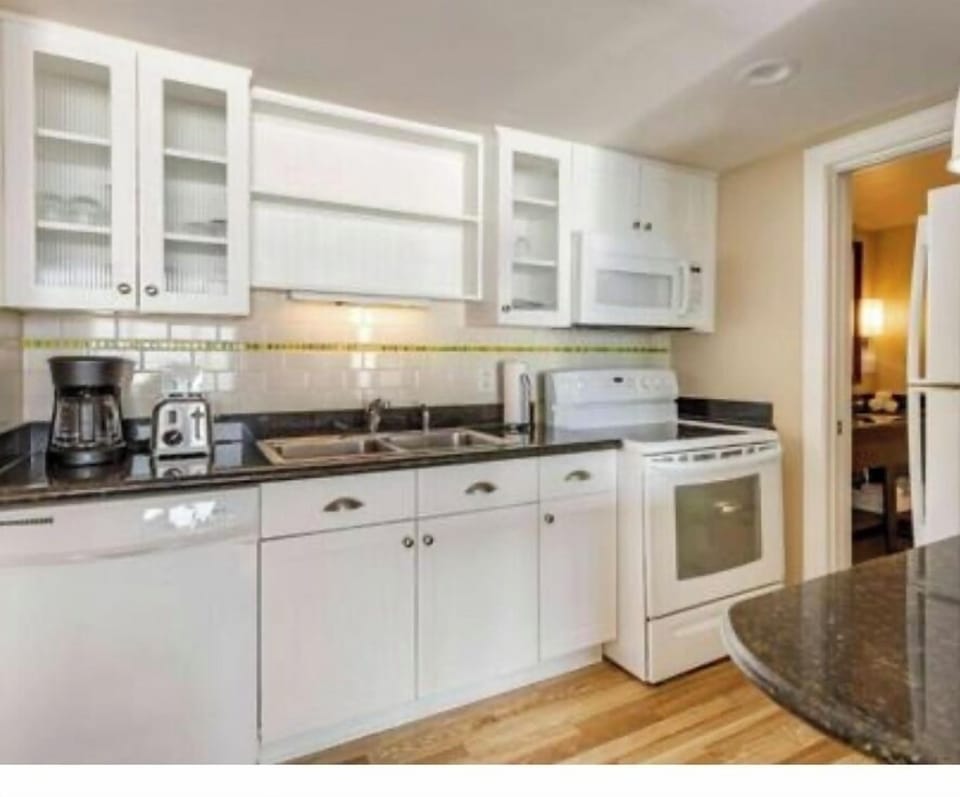 Full kitchen