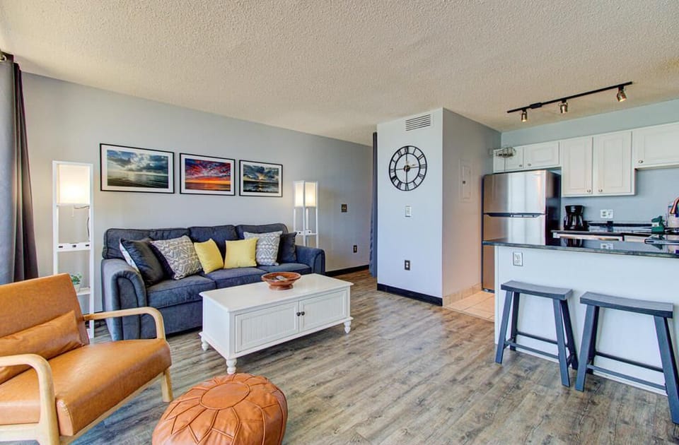 Atlantic Towers 510-large-005-049-Main Living Area-1500x986-72dpi