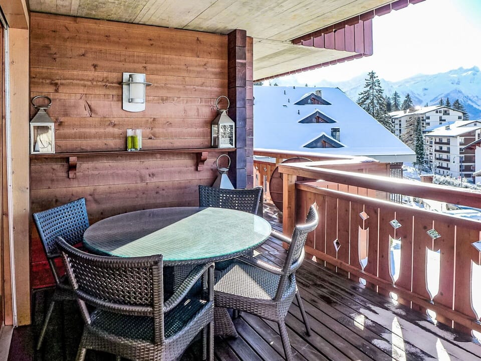Wood, Wood Stain, Hardwood, Ceiling, Chair, Balcony, Plank, Lumber, Deck, Wood Flooring