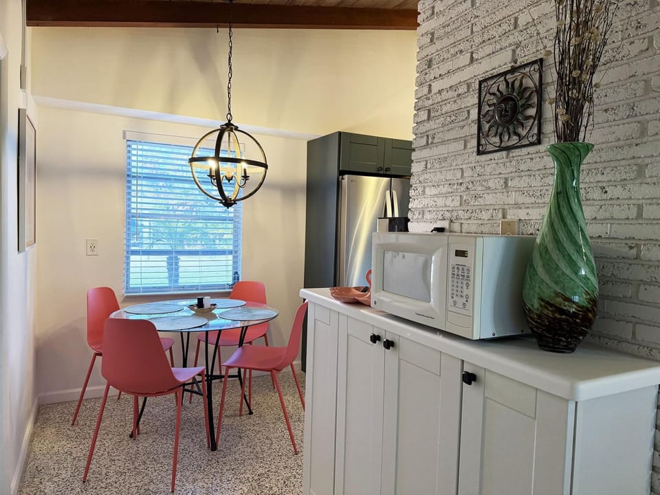 Siesta Key 2BR – Pet Friendly – Walk to Beach (7388)