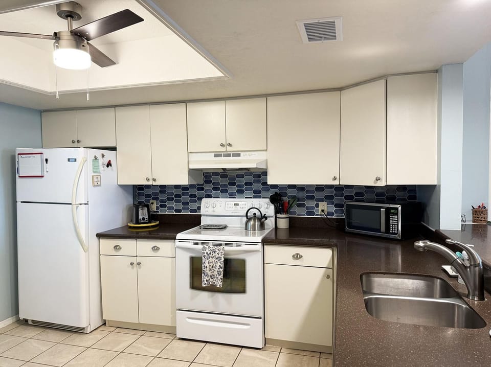 Waterfront 2BR – Pool, Dock & River Views (7471)