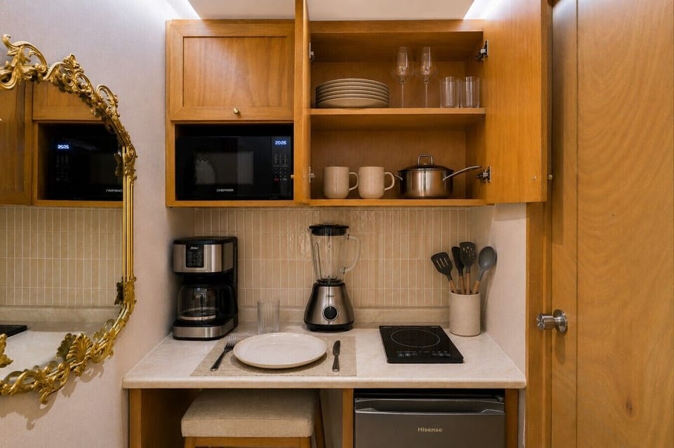 Cocineta equipada con frigobar, microondas, licuadora, estufa y todos los utensilios necesarios para preparar tus alimentos con facilidad.